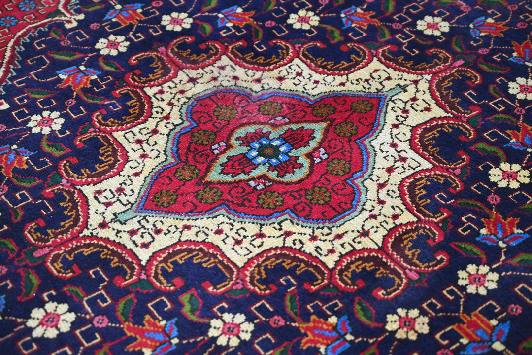 red Accent rug 4' 4" x 6' 0"