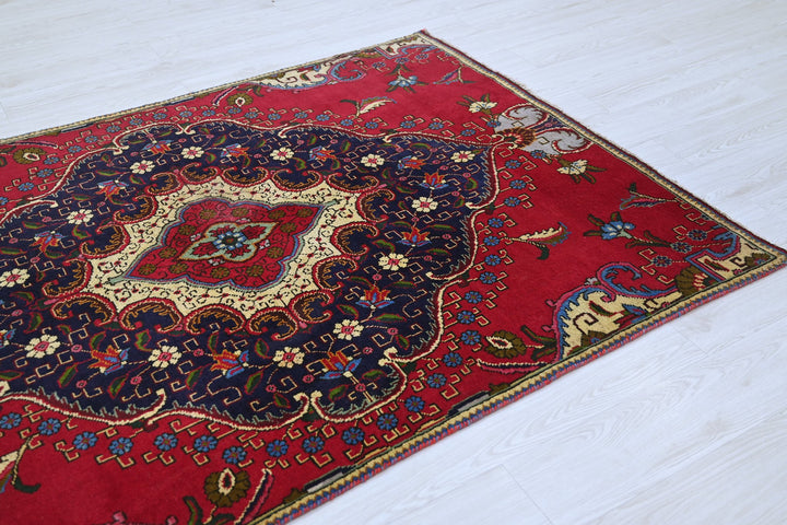 red Accent rug 4' 4" x 6' 0"