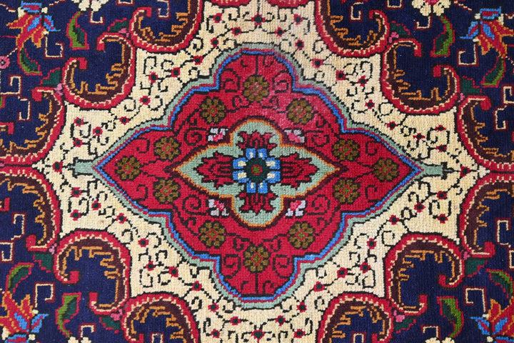 red Accent rug 4' 4" x 6' 0"