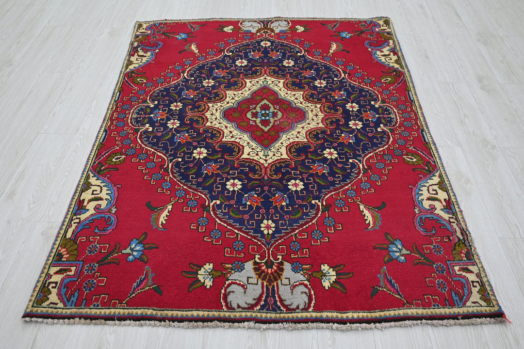 red Accent rug 4' 4" x 6' 0"