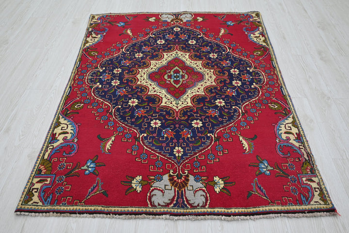 red Accent rug 4' 4" x 6' 0"
