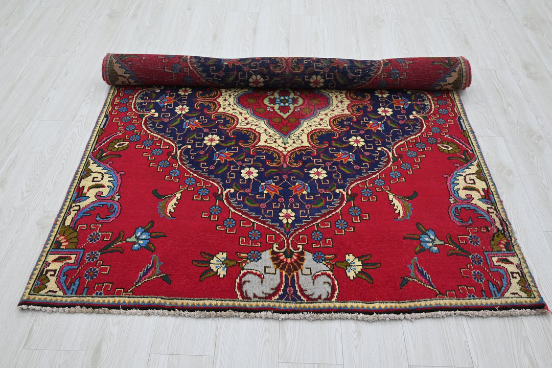 red Accent rug 4' 4" x 6' 0"