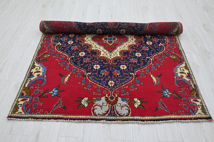 red Accent rug 4' 4" x 6' 0"