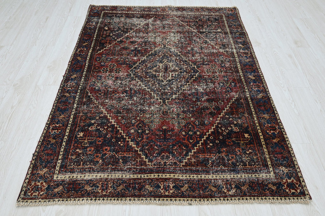 red Accent rug 4' 1" x 6' 3"