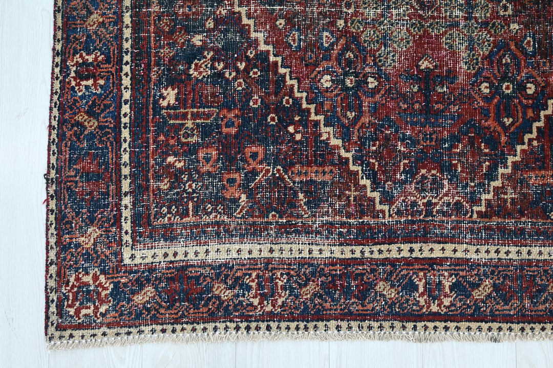 red Accent rug 4' 1" x 6' 3"