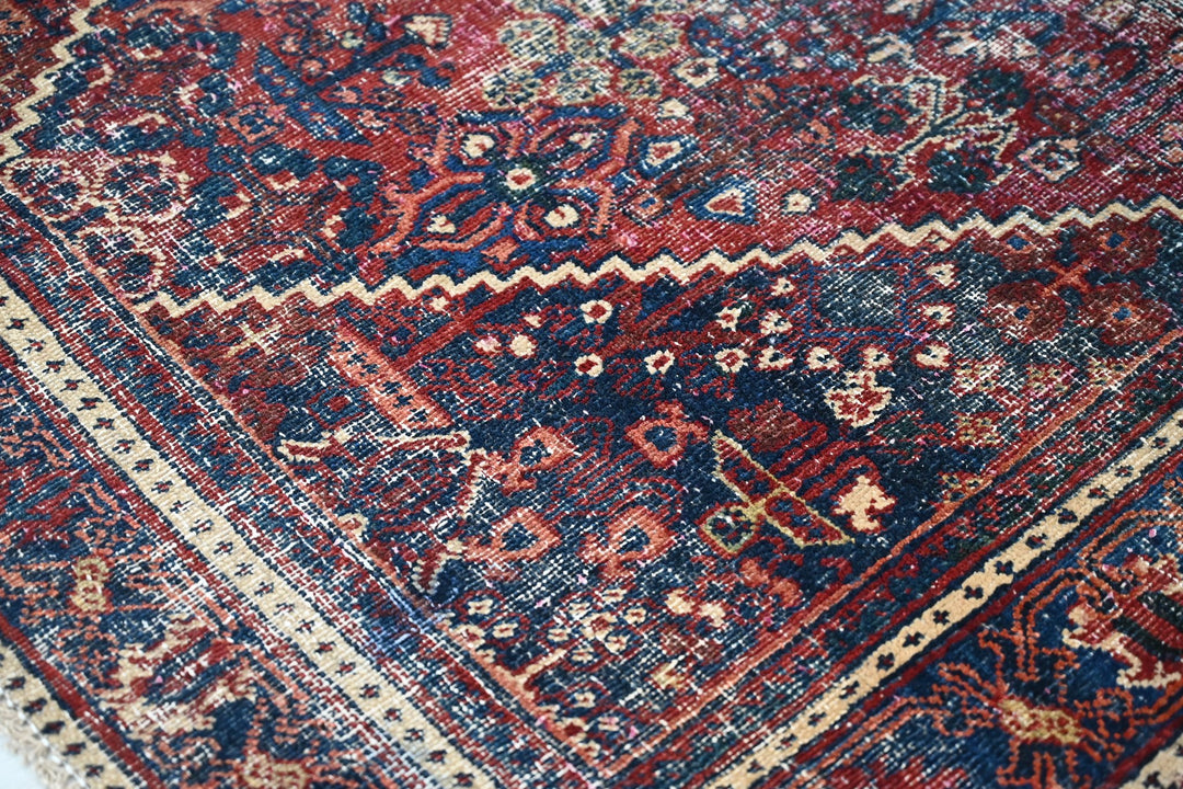red Accent rug 4' 1" x 6' 3"