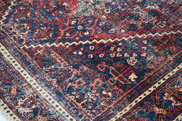 red Accent rug 4' 1" x 6' 3"