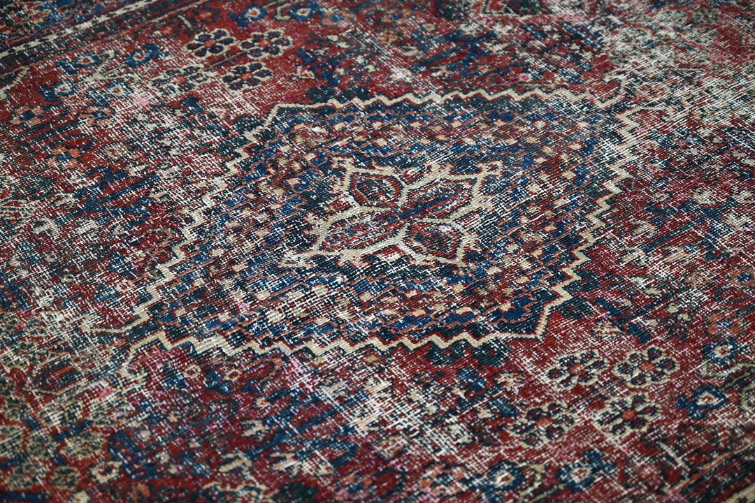 red Accent rug 4' 1" x 6' 3"