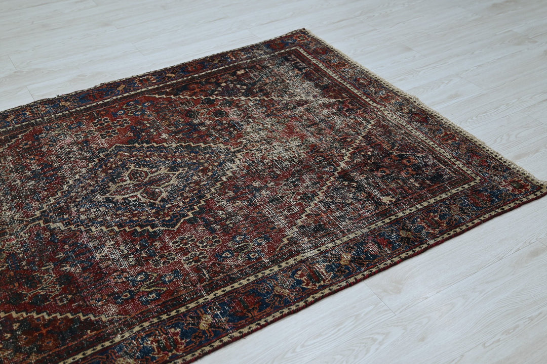 red Accent rug 4' 1" x 6' 3"