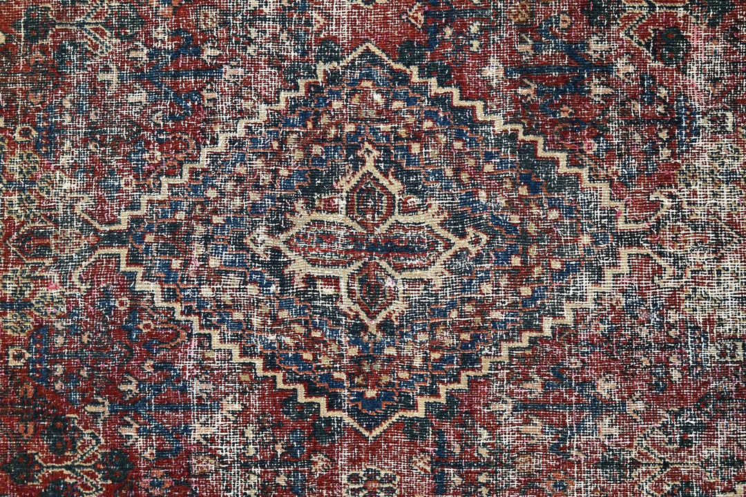 red Accent rug 4' 1" x 6' 3"