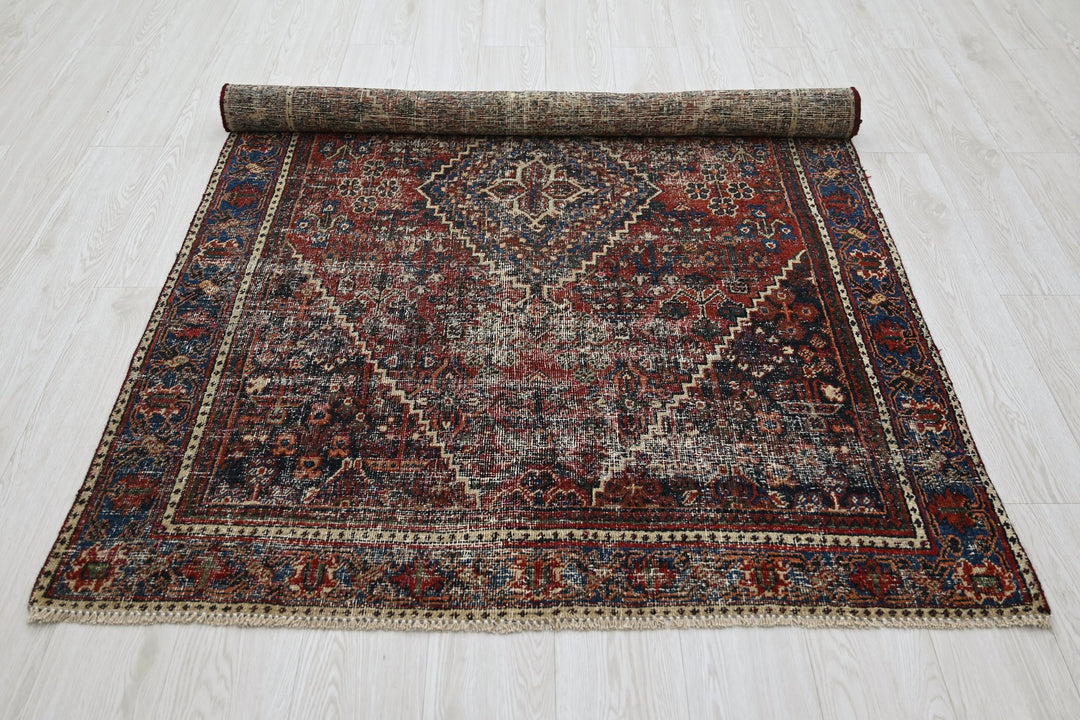 red Accent rug 4' 1" x 6' 3"