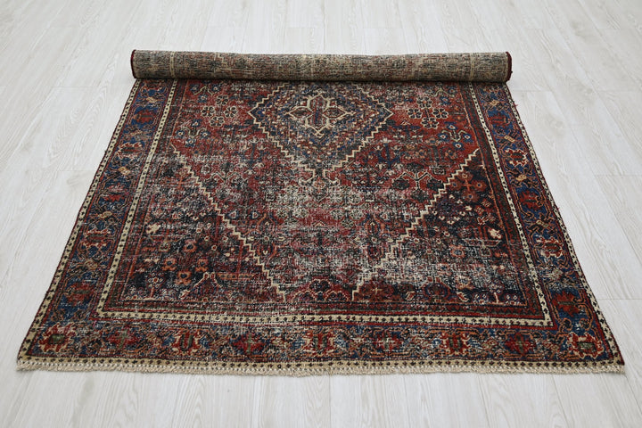 red Accent rug 4' 1" x 6' 3"