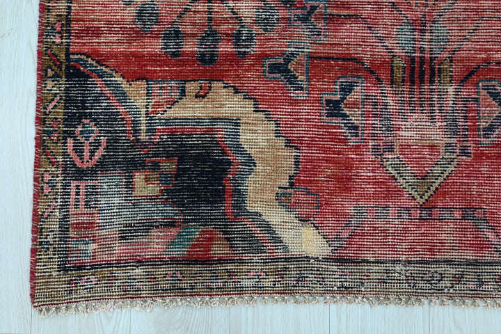 red Accent rug 3' 10" x 6' 6"