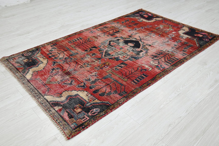 red Accent rug 3' 10" x 6' 6"