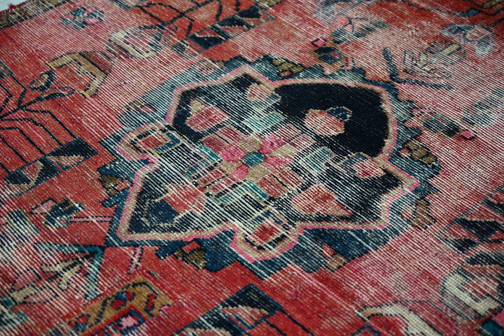 red Accent rug 3' 10" x 6' 6"