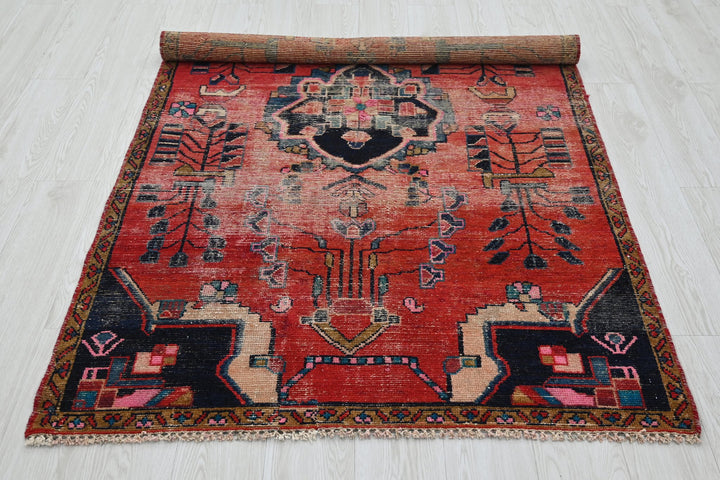 red Accent rug 3' 10" x 6' 6"