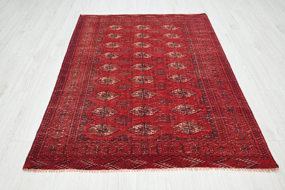 red Accent rug 4' 6" x 6' 3"
