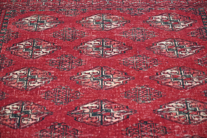 red Accent rug 4' 6" x 6' 3"