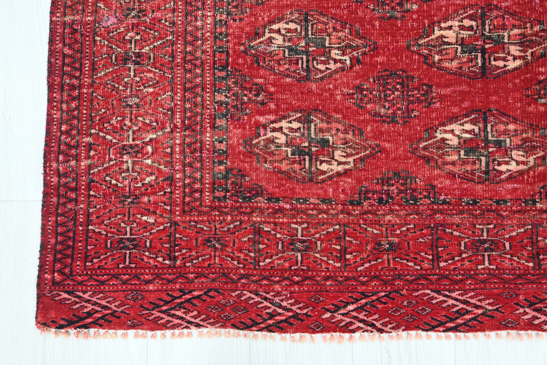 red Accent rug 4' 6" x 6' 3"