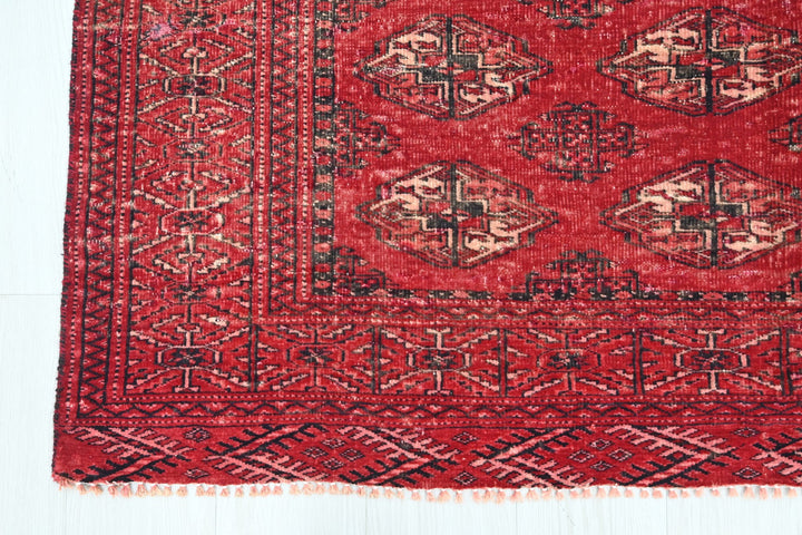red Accent rug 4' 6" x 6' 3"