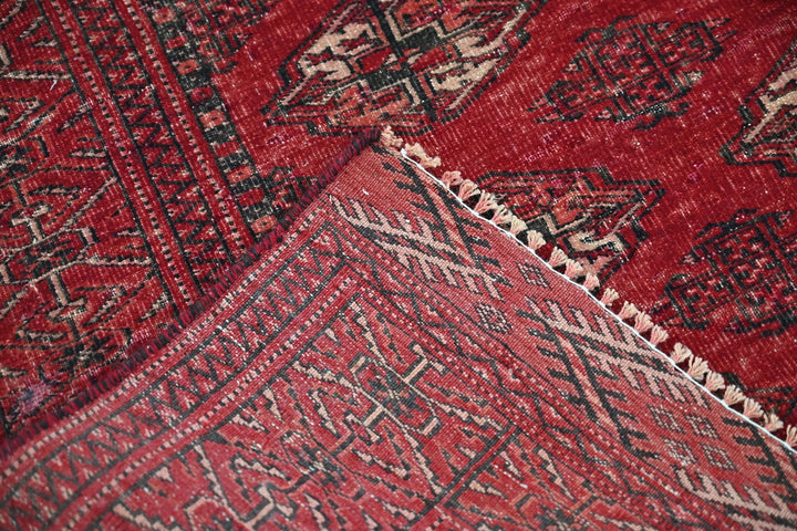 red Accent rug 4' 6" x 6' 3"