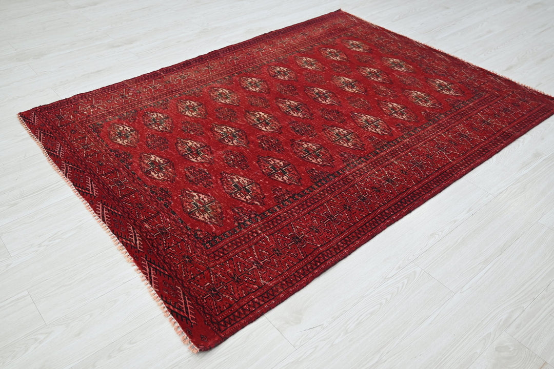 red Accent rug 4' 6" x 6' 3"
