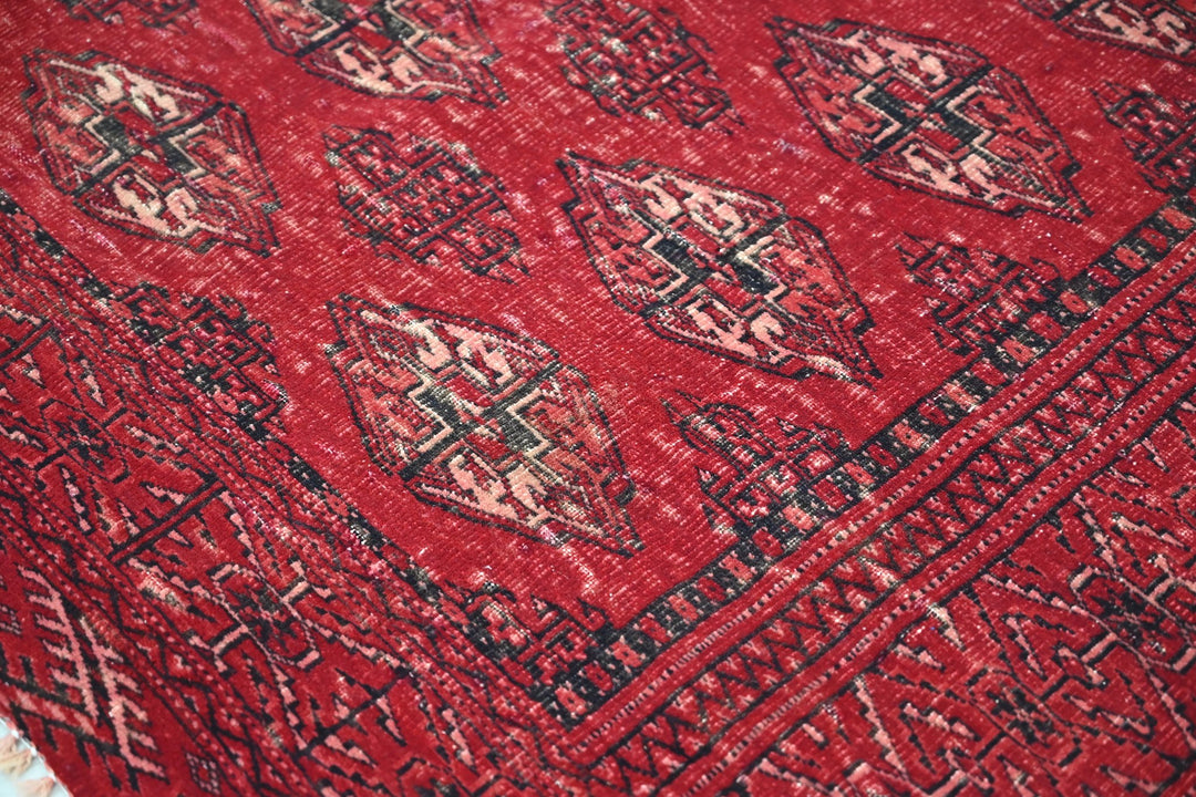 red Accent rug 4' 6" x 6' 3"