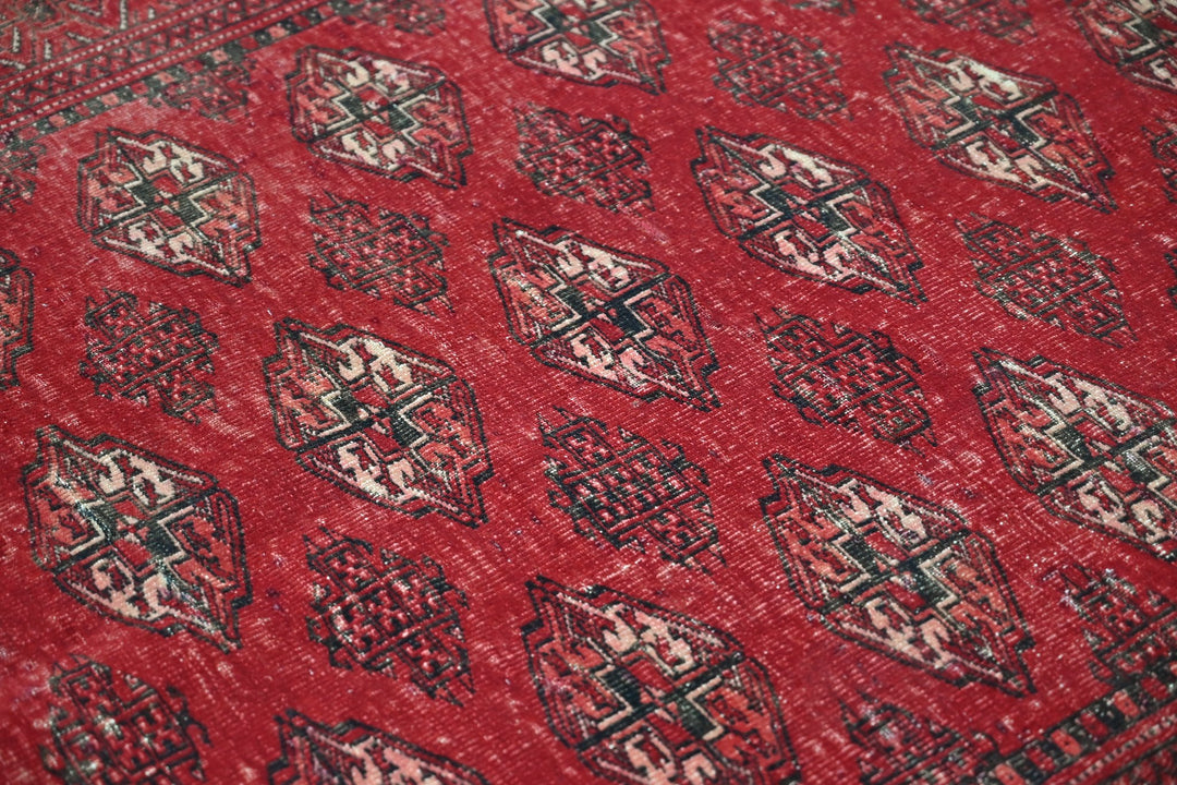 red Accent rug 4' 6" x 6' 3"