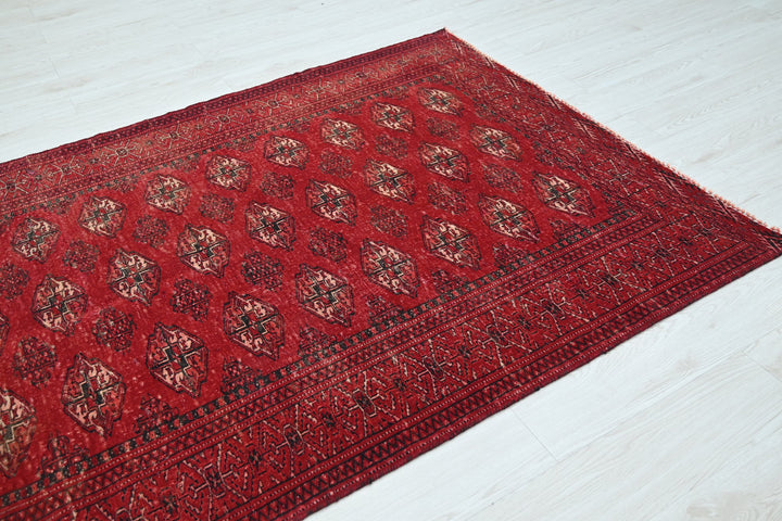 red Accent rug 4' 6" x 6' 3"