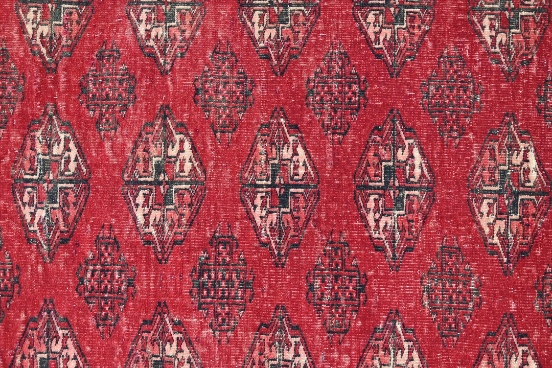 red Accent rug 4' 6" x 6' 3"
