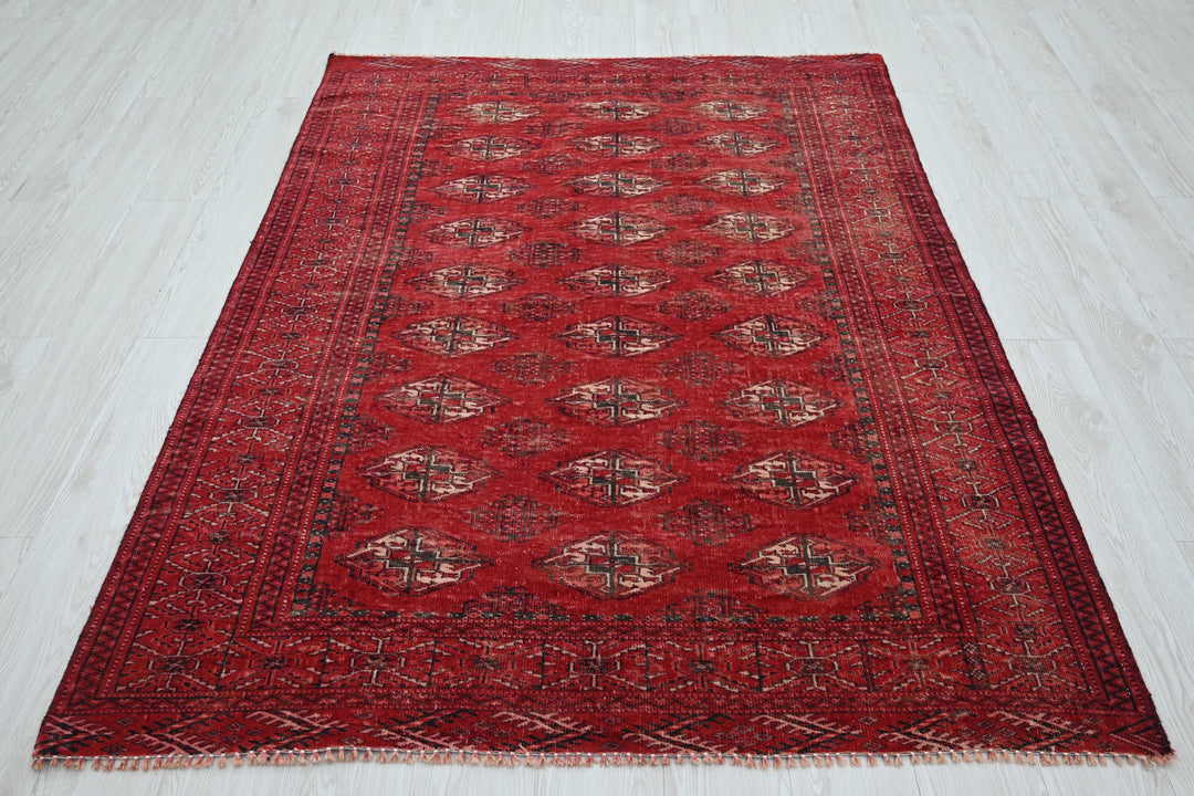 red Accent rug 4' 6" x 6' 3"