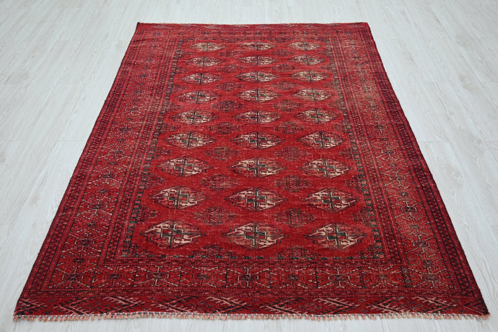 red Accent rug 4' 6" x 6' 3"