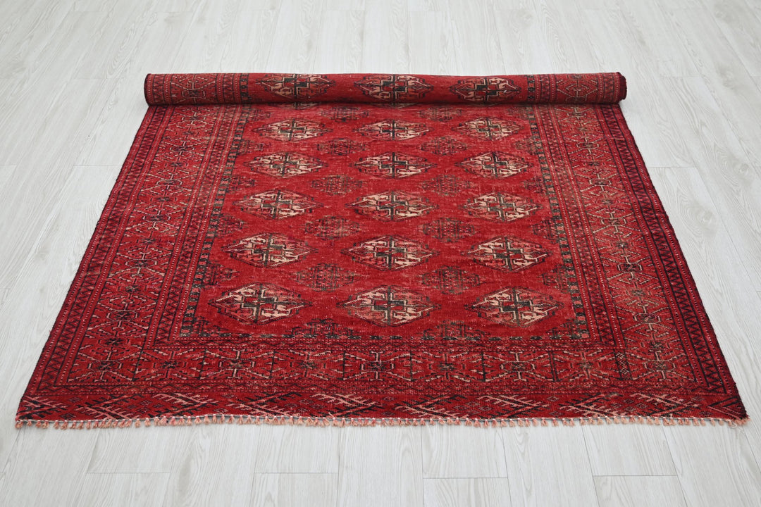 red Accent rug 4' 6" x 6' 3"