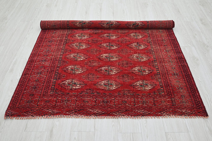 red Accent rug 4' 6" x 6' 3"