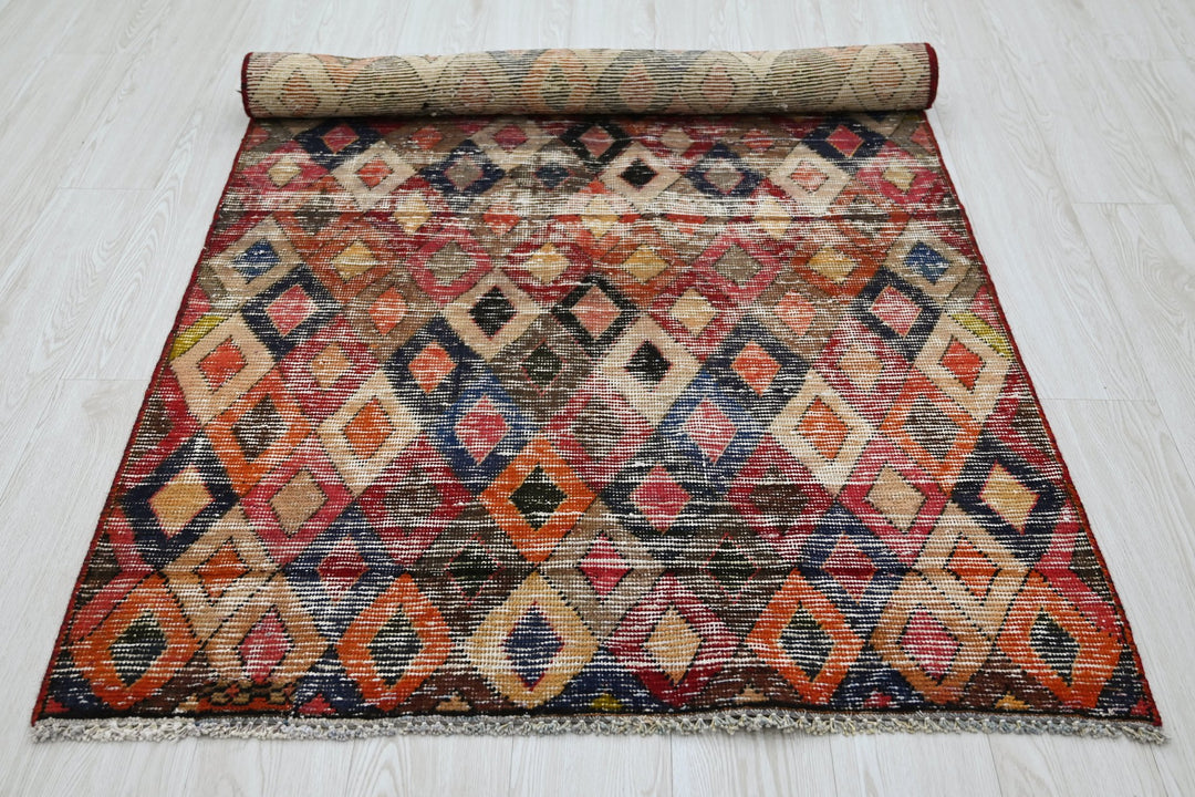 brown Accent rug 3' 7" x 6' 5"