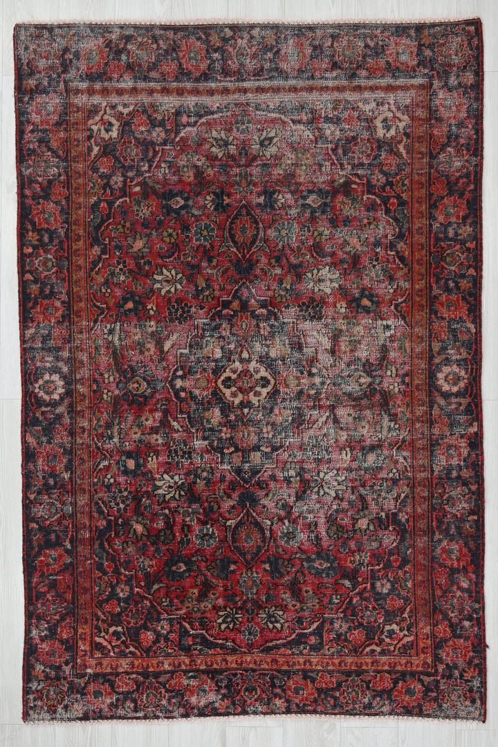 red Accent rug 4' 0" x 6' 5"