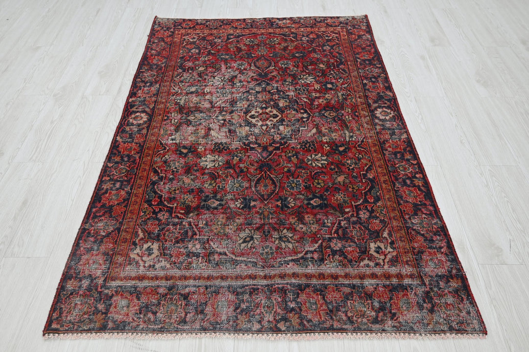 red Accent rug 4' 0" x 6' 5"