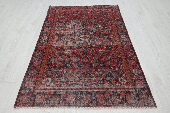 red Accent rug 4' 0" x 6' 5"