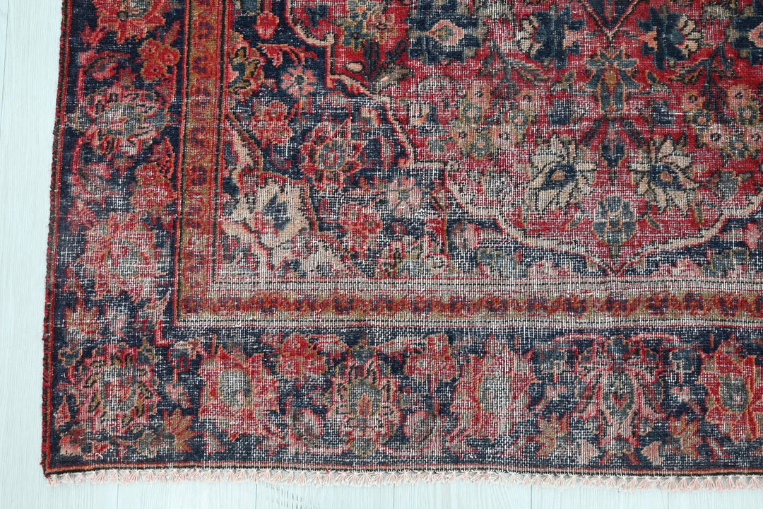 red Accent rug 4' 0" x 6' 5"