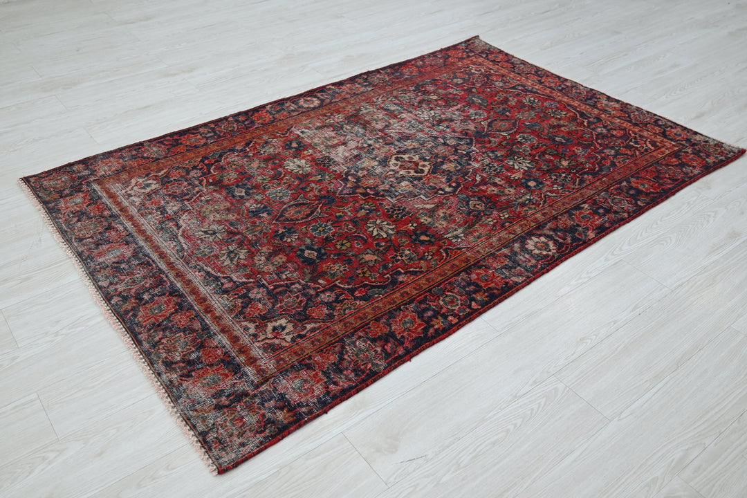 red Accent rug 4' 0" x 6' 5"