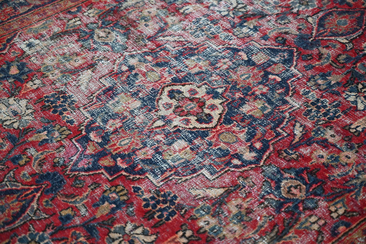 red Accent rug 4' 0" x 6' 5"