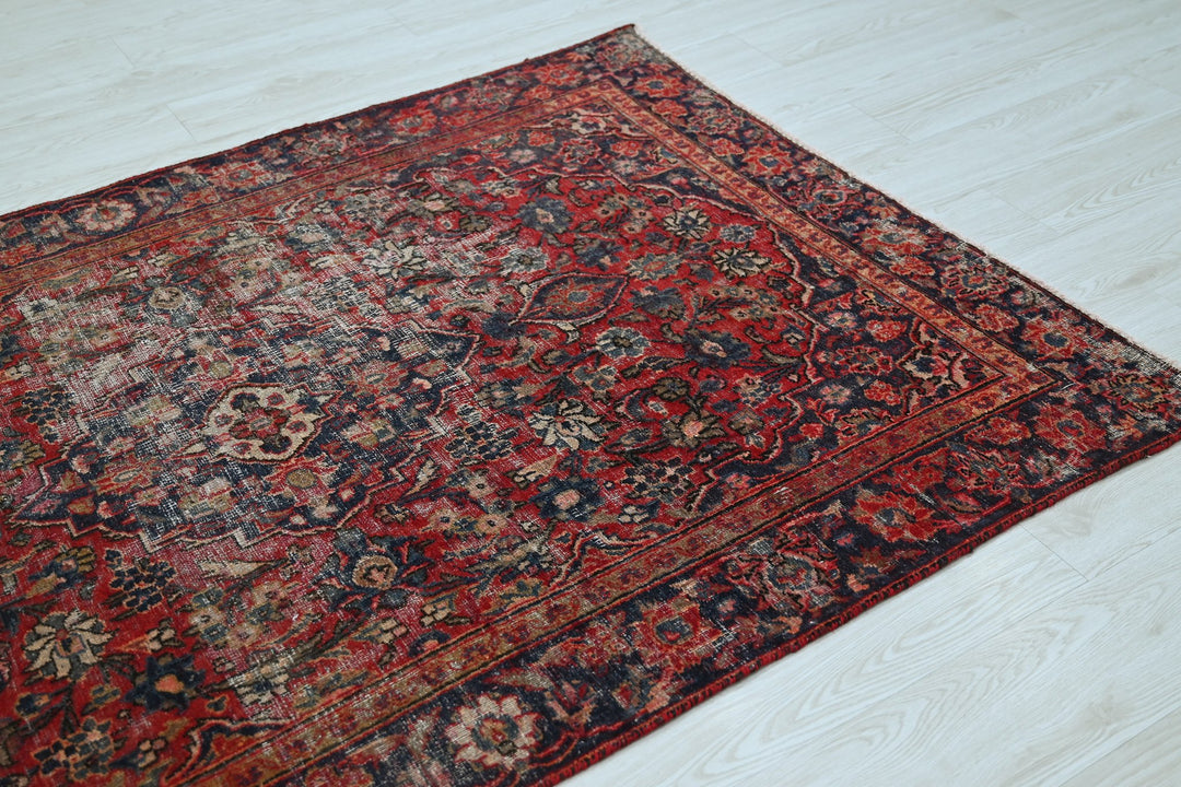 red Accent rug 4' 0" x 6' 5"