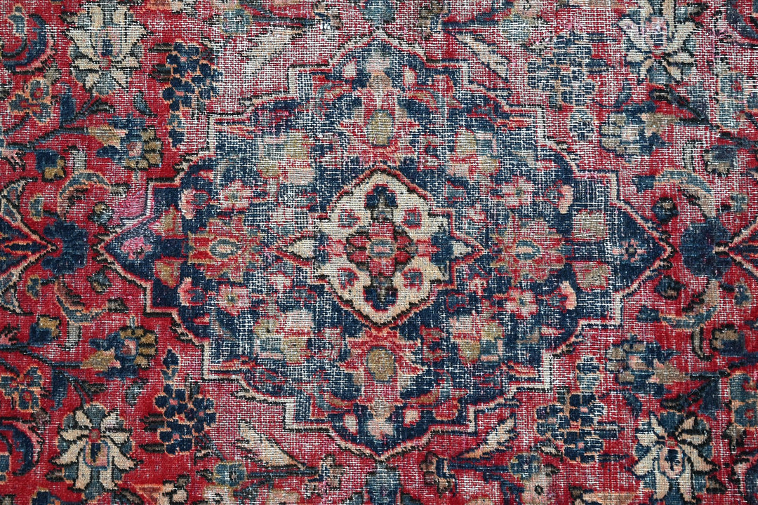 red Accent rug 4' 0" x 6' 5"