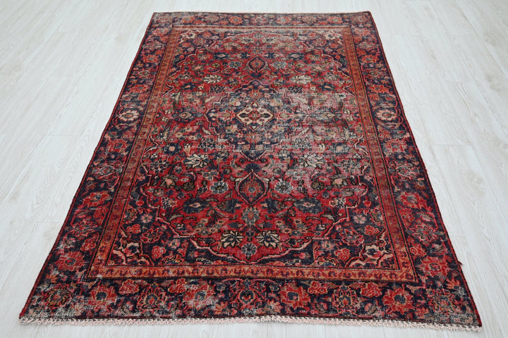 red Accent rug 4' 0" x 6' 5"