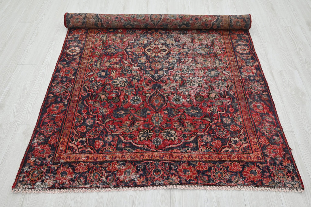 red Accent rug 4' 0" x 6' 5"