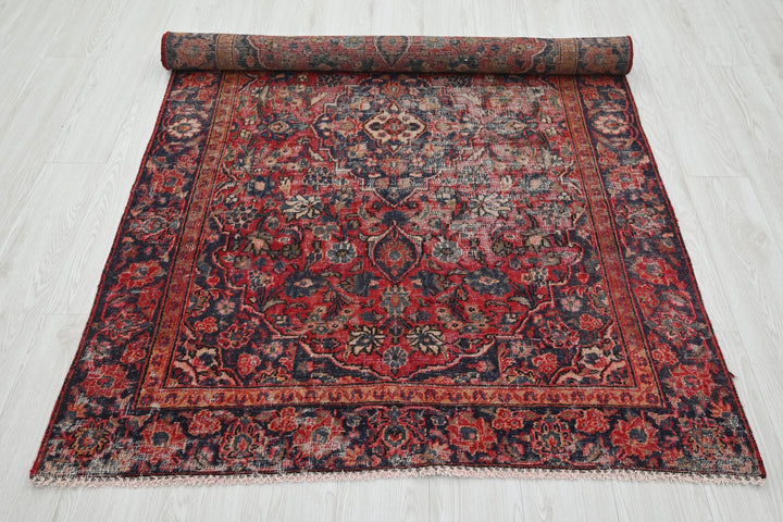red Accent rug 4' 0" x 6' 5"