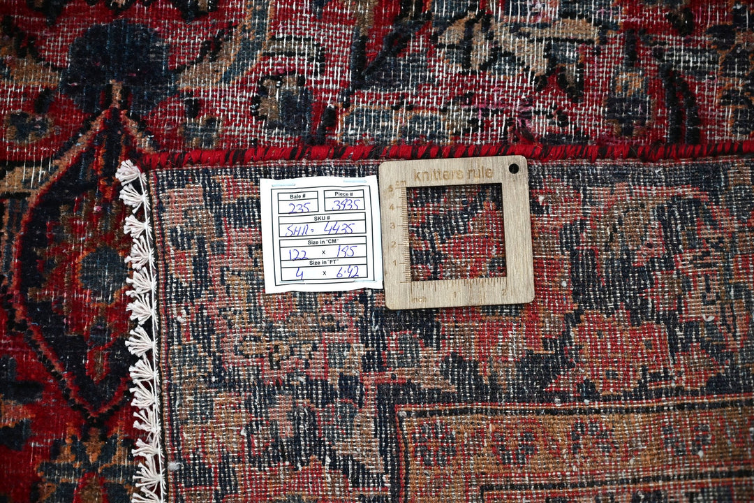 red Accent rug 4' 0" x 6' 5"
