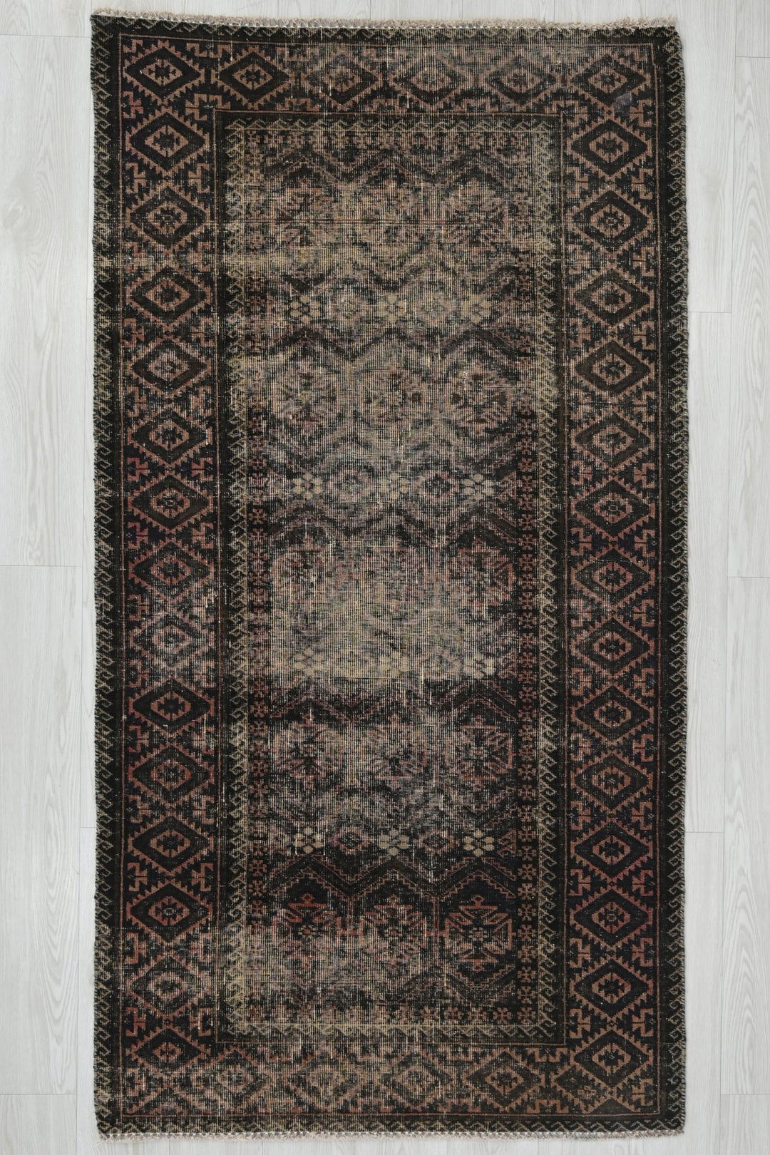 brown Accent rug 3' 2" x 6' 4"