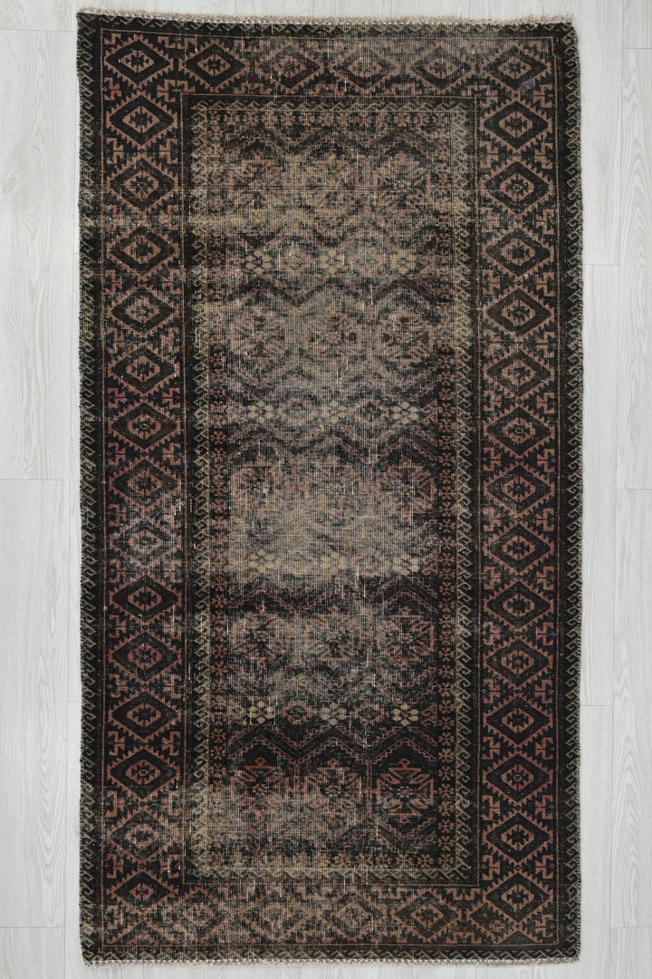 brown Accent rug 3' 2" x 6' 4"