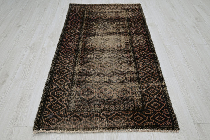 brown Accent rug 3' 2" x 6' 4"